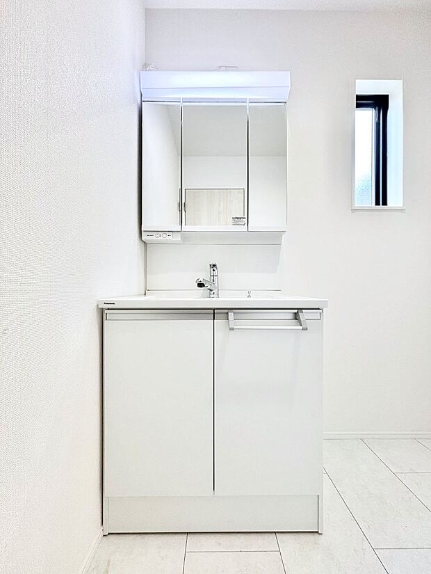 大きく見やすい三面鏡で清潔感ある洗面台は、身だしなみチェックや肌のお手入れにおすすめです。