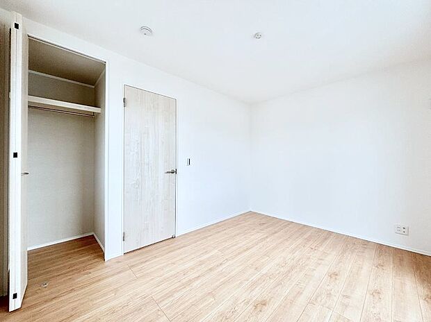 洋室のクローゼット。奥行きがあるので厚手の衣類もすっきり収まります。