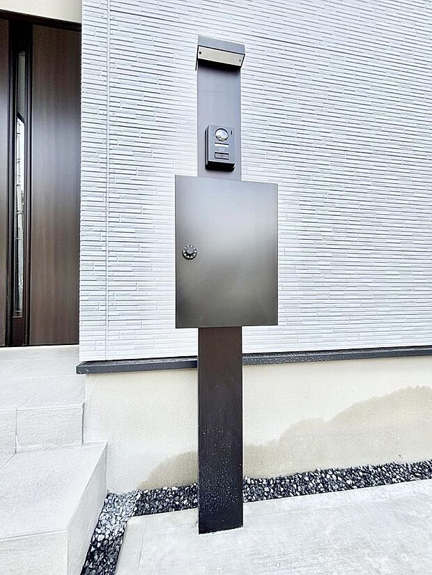 表札・インターホン・ポストをひとつに集約。エントランスになじむシンプルデザイン。