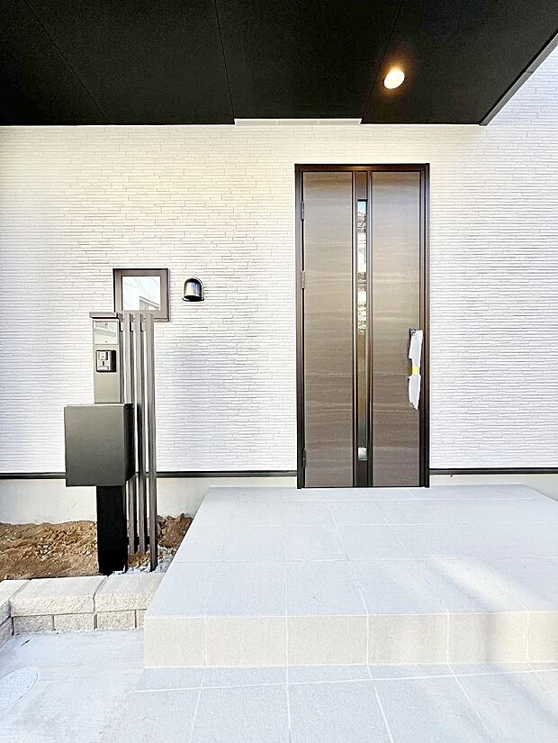 玄関前は雨が降っても濡れにくい屋根付き