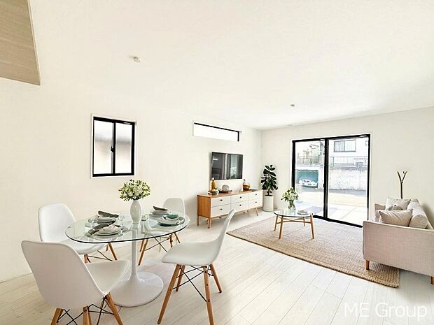 ご家族の賑やかな話し声で包まれる明るいリビング  ※家具はCGです