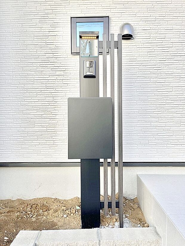 表札・インターホン・ポストをひとつに集約。エントランスになじむシンプルデザイン。