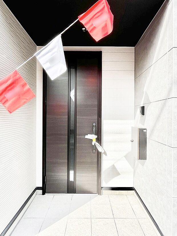 玄関前は雨が降っても濡れにくい屋根付き