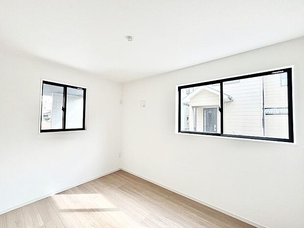 窓からのやさしい光が心地よいプライベートルーム