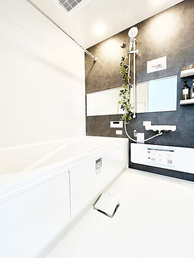 一日の疲れを癒してくれる明るい清潔感のあるバスルーム