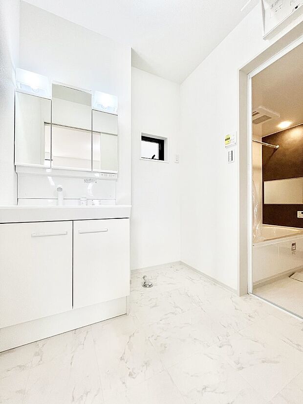 清潔感ある洗面化粧室で朝の身支度も快適