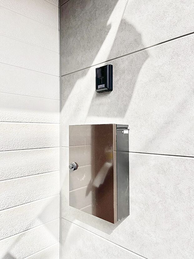 シンプルなデザインのポスト