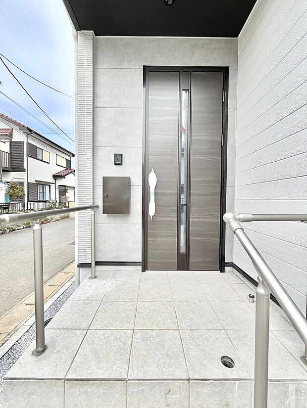 玄関アプローチにはプランターを並べて季節の花でお客様をおもてなしできます。