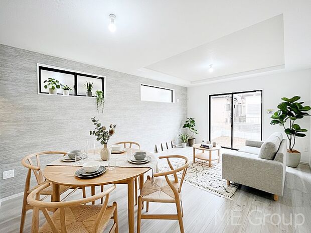 大きな窓からたっぷりの陽光と風を感じられるリビング※家具はCGです