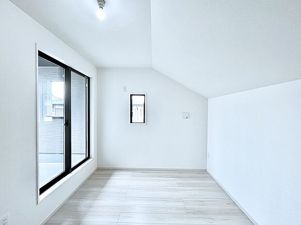 勾配天井を採用して開放感をプラス。2面採光で明るく風通しも良好です。