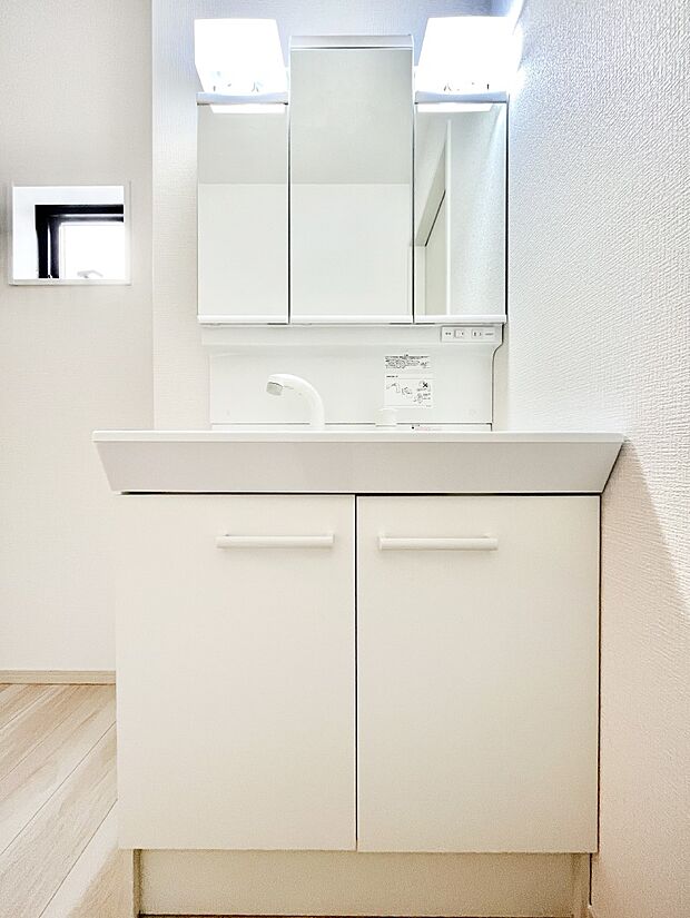 大きく見やすい三面鏡で清潔感ある洗面台は、身だしなみチェックや肌のお手入れにおすすめです。