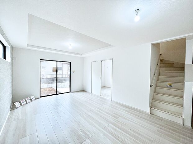 内装「ただいま」「おかえり」家族とのコミュニケーションが深まるリビングイン階段があります。