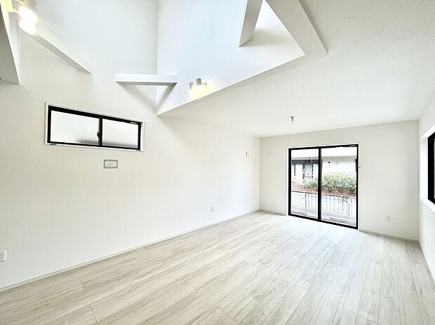 開放感ある広々リビングは明るい陽光が入り込む家族みんなの憩いの空間です！