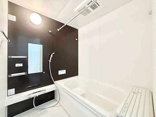 一日の疲れを癒してくれる明るい清潔感のあるバスルーム