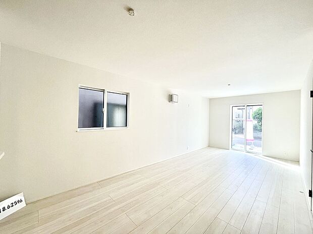 大きな窓からたっぷりの陽光と風を感じられるリビング