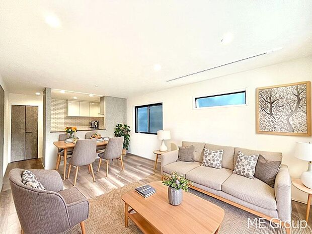 ご家族の賑やかな話し声で包まれる明るいリビング ※家具はCGです