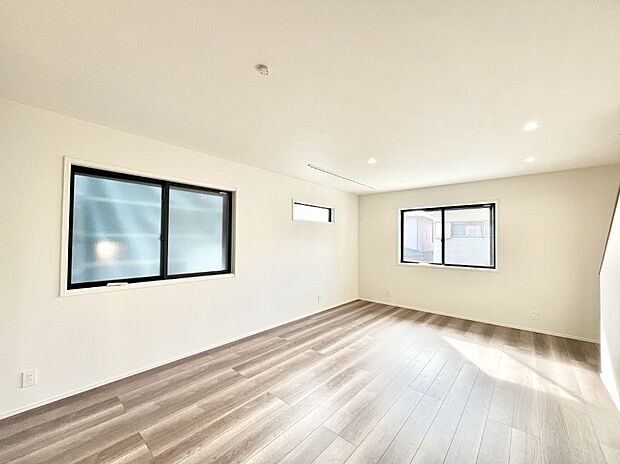 明るい陽光が注ぎ、寛ぎの雰囲気に満たされるリビング・ダイニング。