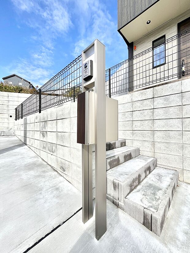 シンプルデザインのポスト。