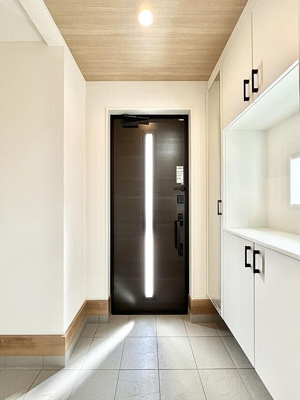 シューズインクローク付きの玄関。家族全員の靴や雨具などすっきり収納できます。