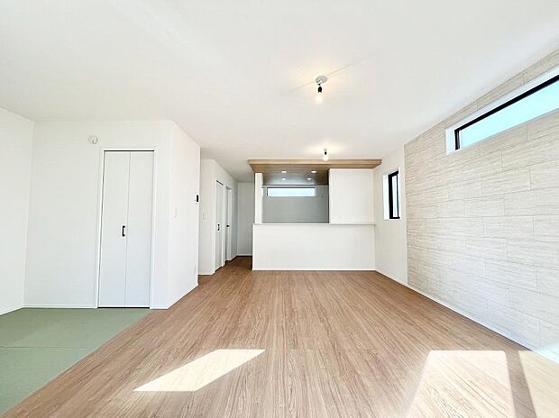 隣接の和室を開放すればさらに広々空間に