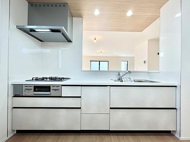 リビングを見渡せる人気のカウンターキッチン。 家族を見守りながら家事をすることができます。