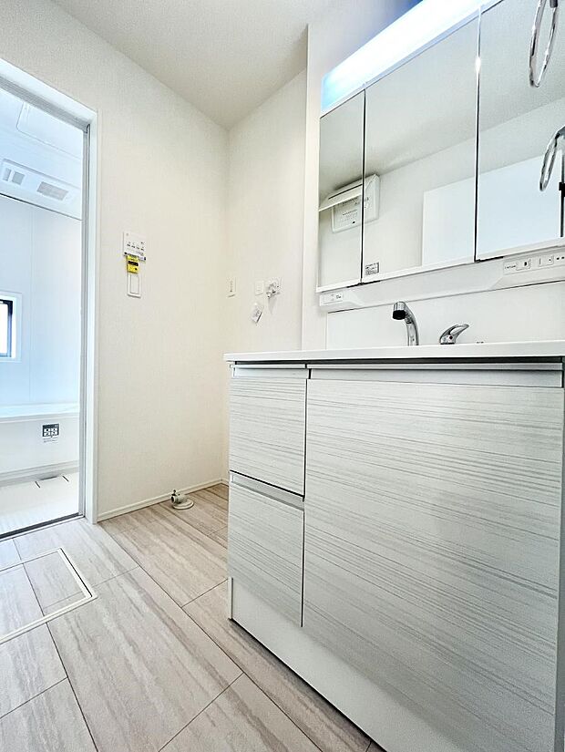 清潔感ある洗面化粧室で朝の身支度も快適