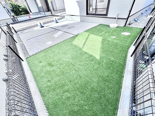 ガーデニングや家庭菜園も楽しめるお庭付き。