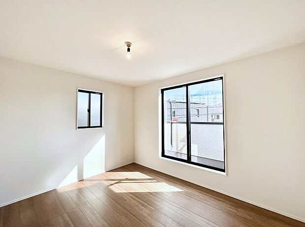 バルコニーが明るさと開放感を演出！朝スッキリと目覚められそうですね！