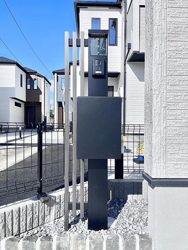 表札・インターホン・ポストをひとつに集約。エントランスになじむシンプルデザイン。