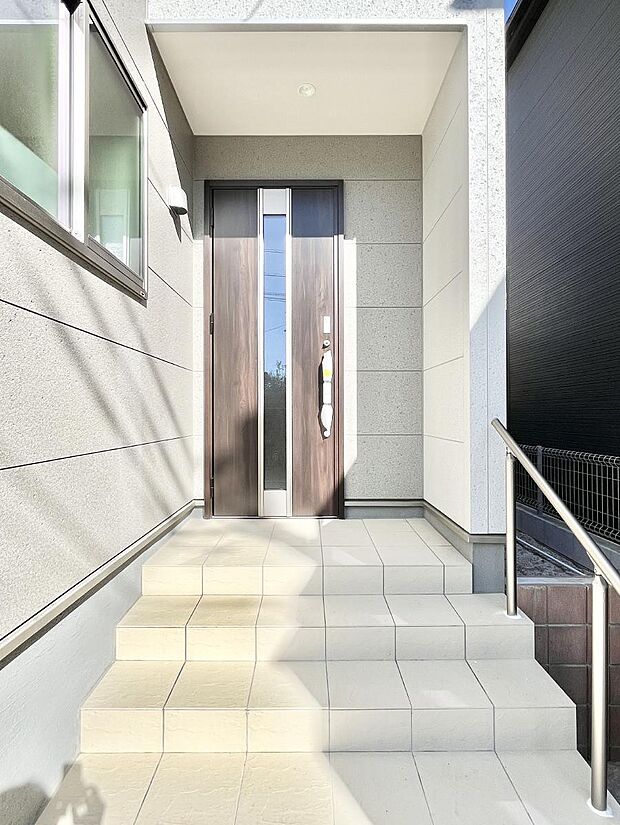 玄関アプローチにはプランターを並べて季節の花でお客様をおもてなしできます。