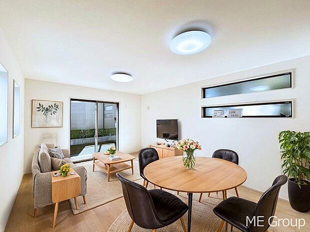 ご家族の賑やかな話し声で包まれる明るいリビング  ※家具はCGです