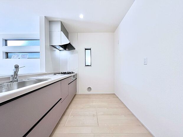 爽やかな風が通り抜けるキッチン。窓があるので明るく換気にも役立ちます。