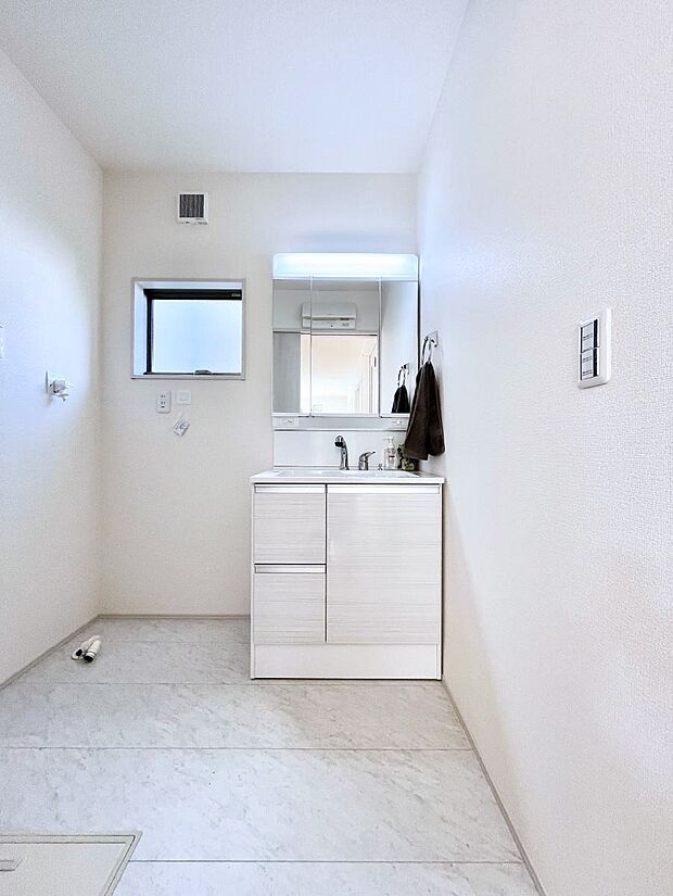 大きく見やすい三面鏡で清潔感ある洗面台は、身だしなみチェックや肌のお手入れにおすすめです。 