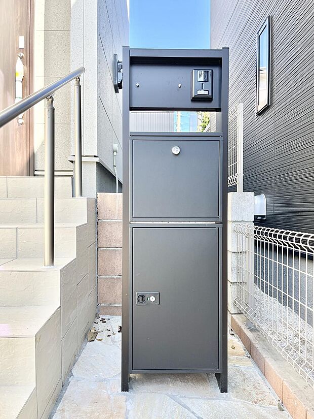 表札・インターホン・ポスト・宅配BOXをひとつに集約。エントランスになじむシンプルデザイン。
