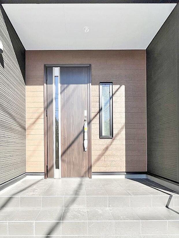 大切な家族、来客を出迎える玄関。