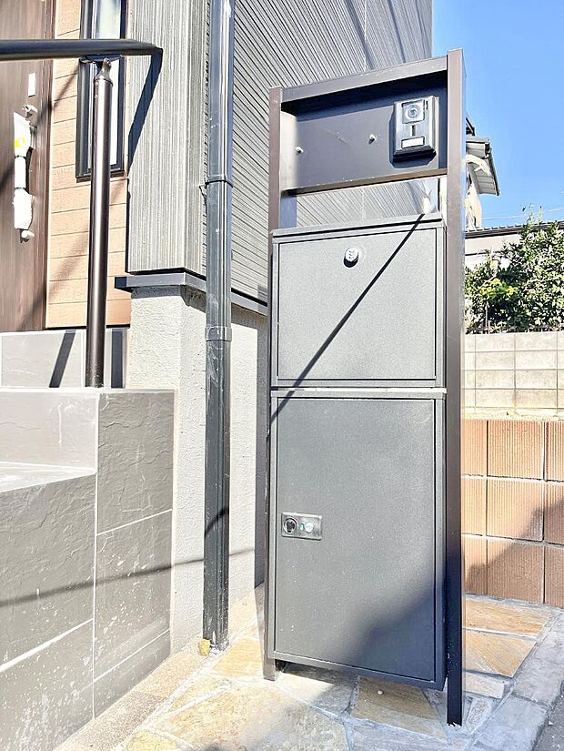 表札・インターホン・ポスト・宅配ＢＯＸをひとつに集約。エントランスになじむシンプルデザイン。