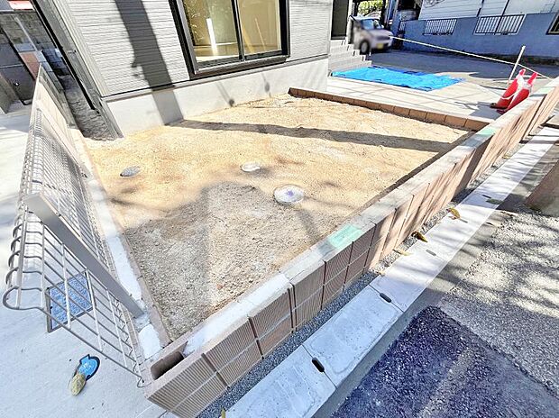 家族で楽しめる庭付きです。ガーデニングや物置を置いたり、お子様がいらっしゃるご家庭ではプールなど使い方はさまざまです。