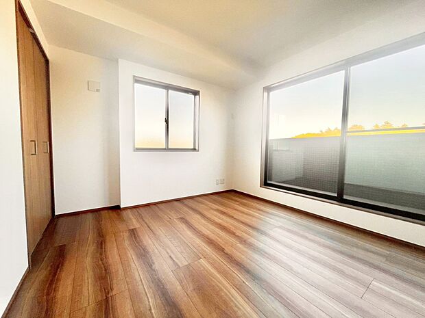 明るいバルコニーサイドに洋室を設置。目覚めの良い寝室に。