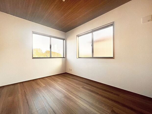 2面採光で気持ちよく自然光が取り入れられるのでお子様のお部屋にもピッタリ