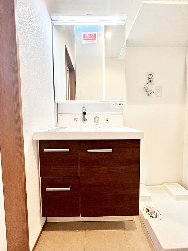 スタイリングに便利な三面鏡、ミラーキャビネットで細かい物スッキリ