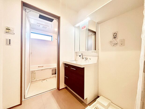 清潔感のある快適空間です。毎日の身支度も気持ち良くお使い頂けます。 