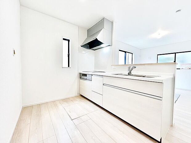 ご家族の会話弾む対面キッチン。お料理中のパパママもご家族と過ごす時間が増えそう！