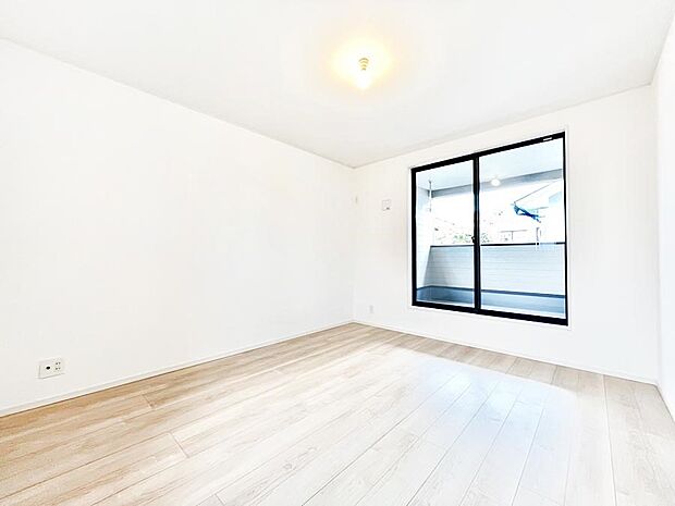 バルコニーが明るさと開放感を演出！朝スッキリと目覚められそうですね。