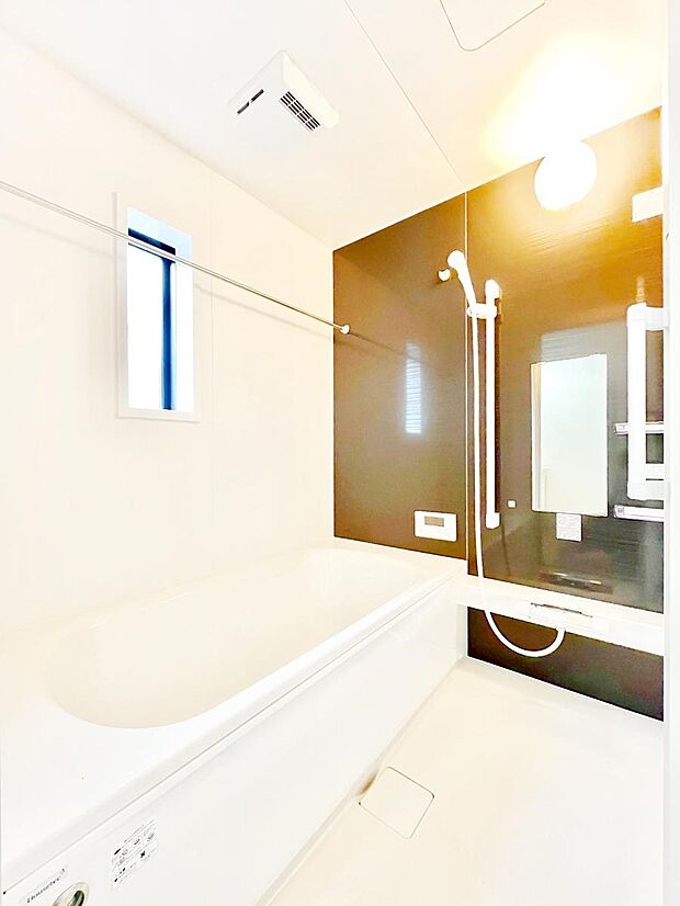 落ち着きのあるダークカラーを基調にしたバスルームで1日の疲れをリフレッシュ！