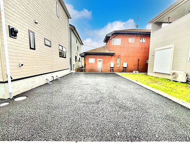 カースペースは2台駐車可。セカンドカーや来客時に便利です！