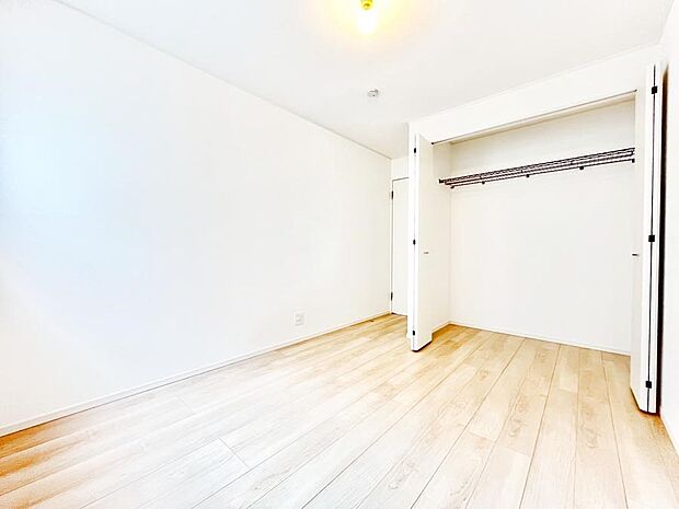 クローゼット付きのお部屋でスッキリとした空間でゆったり寛げます！