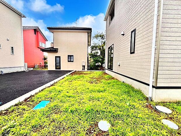 住まいに明るい光と開放感を演出してくれる庭スペース付き！