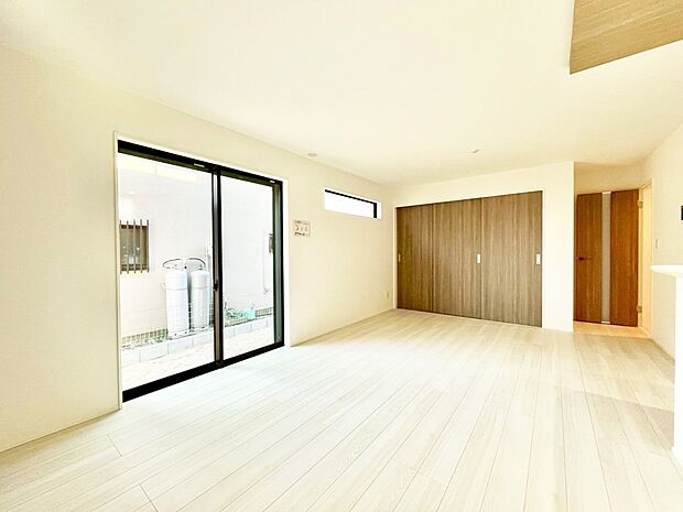 大きな窓からたっぷりの陽光と風を感じられるリビング