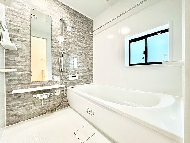 一日の疲れを癒してくれる明るい清潔感のあるバスルーム