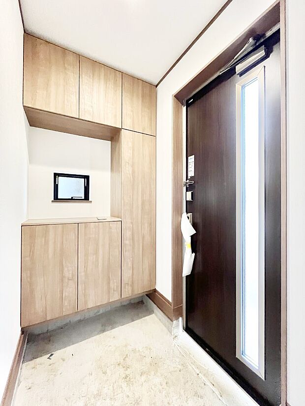 下駄箱はご家族の写真や季節のインテリアで飾り棚として演出できます